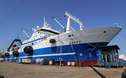 修葺一新的俄罗斯彼得号大型拖网轮.jpg