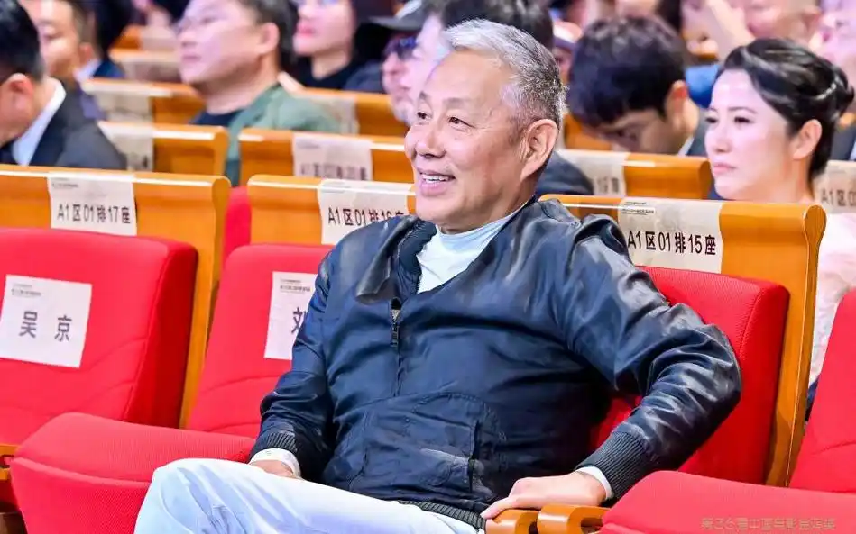 陈道明近照:满头白发,暴瘦健康惹担忧,穿十年前旧衣服生活节俭_腾讯