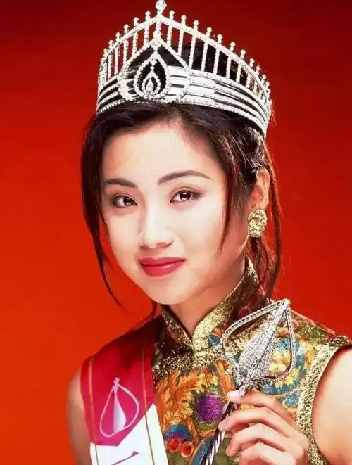 但选出来的冠军却被人笑称是"最丑港姐",这位"最丑港姐"就是莫可欣