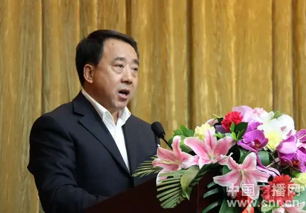 东乡县县委书记高世太介绍该县双联工作情况.