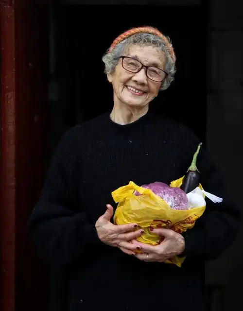 爱美不分年龄,这位老奶奶的穿搭舒服又接地气,慈祥可亲又显气质-热点