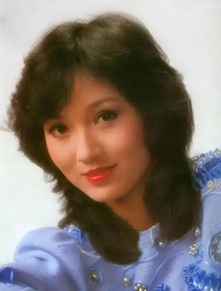 赵雅芝在社交账号上发布了这条动态,配图是一组她在江南的写真.