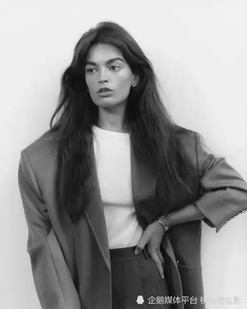 《性教育》女主角艾玛·麦基杂志大片,展现独特文艺气质-腾讯新闻