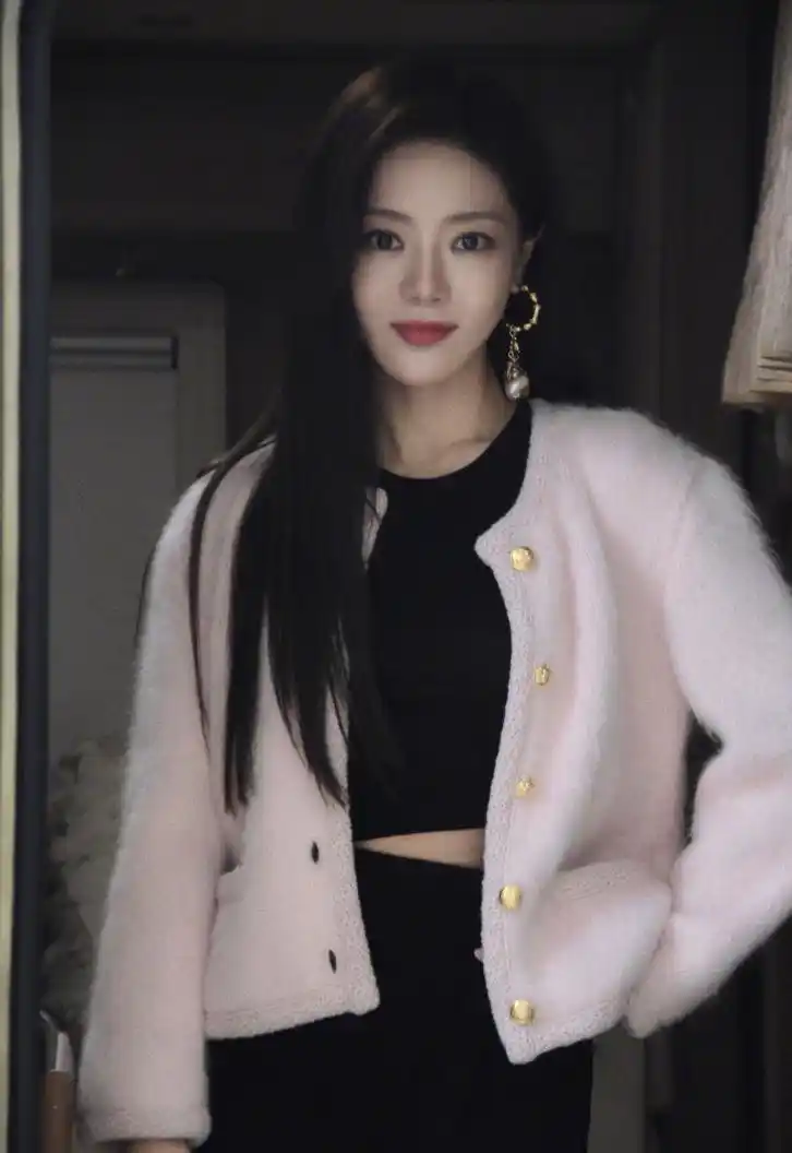 《爱情公寓》小姨妈与男子牵手回家,邓家佳离婚3年后疑有新恋情