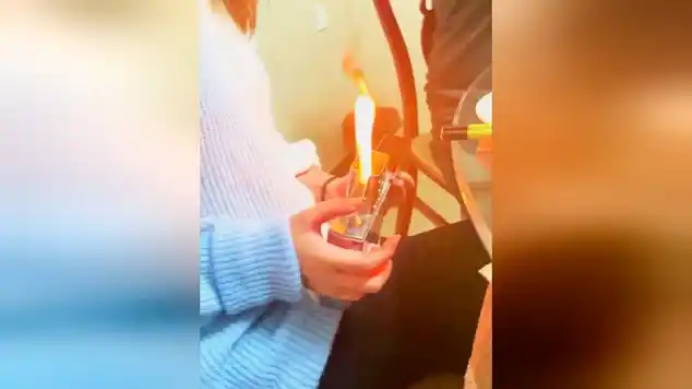 女孩手拿超级zippo直言看谁还敢拿我打火机