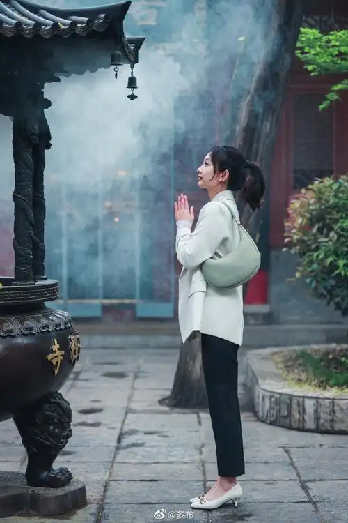 感,在城墙根下低调又安静,虽然"念佛是谁""照顾话头"的牌子广为人知