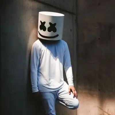 棉花糖(marshmello),美国神秘dj,电音制作人,总是带着面具出现.