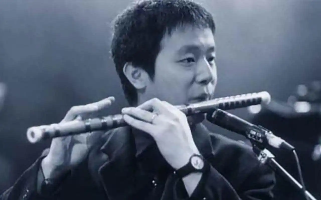 窦唯穿西装唱重金属歌曲《噢!乖》竟然忘词!