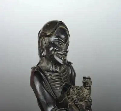 精品文玩.清代紫檀木罗汉抱麒麟摆件