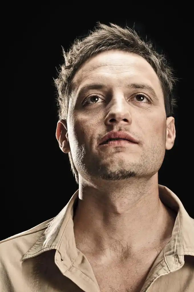 男人的脸,英俊的男人在黑色背景上的肖像