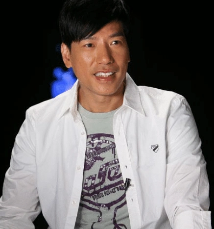 是《古惑仔》里的乌鸦哥,戏中与生活中反差巨大,56岁至今未婚_张耀扬