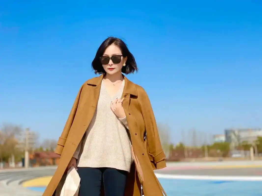 这个颜色的大衣现实生活中穿着真的很好看很高级 - 抖音