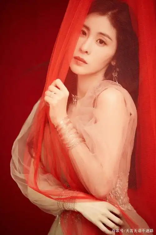 张碧晨一袭香槟色仙女礼服裙,若隐若现的小性感,更加仙气十足