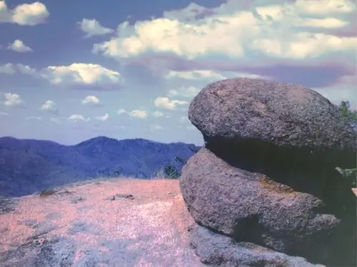 两个大石头中间细形葫芦的石头,似凭空出现,天外飞来,我们称它幸运石.