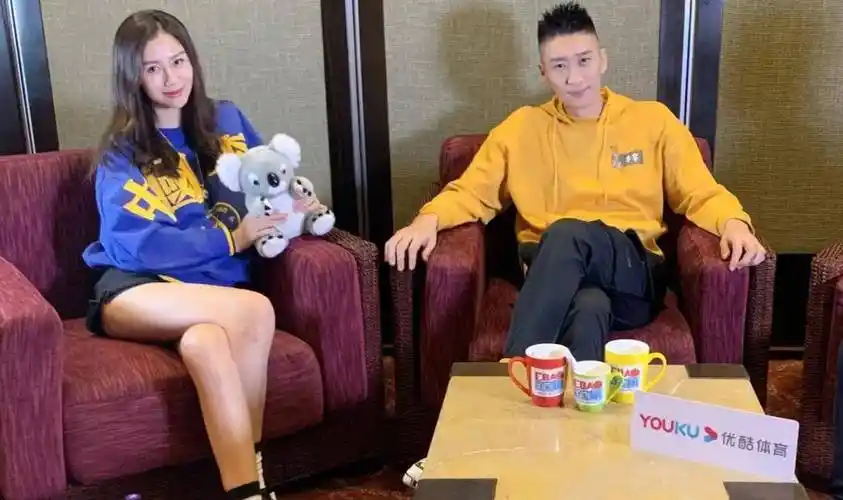 陈露1米8身材傲人,穿细高跟鞋秀大长腿,孙悦真是有福气啊_婚姻_球员