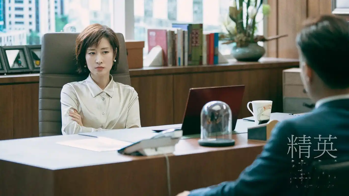 精英律师》曝光首轮剧照,多种职场关系随之揭晓,故事的开始讲述了合伙