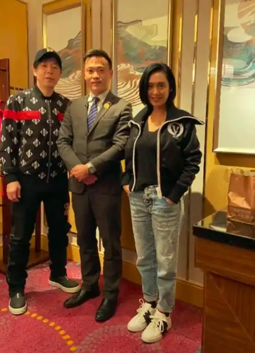 朱茵老公是谁朱茵与老公黄贯中罕同框