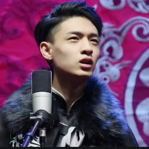 秦霄贤说相声紧张到忘词,入德云社7年,首次给郭德纲表演_舞台_时候