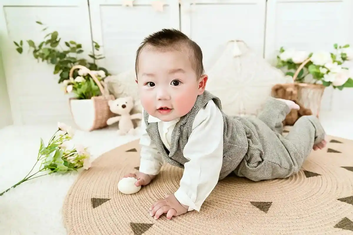 帅气又可爱的周岁宝宝