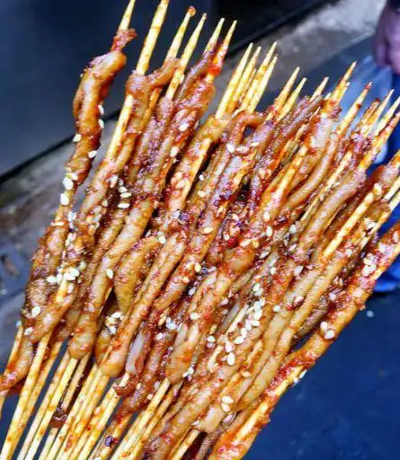 街边10元20串烤鸭肠为啥这么便宜老板说漏嘴看完你还敢吃吗