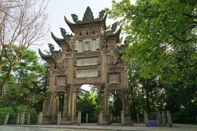 新牌坊由此命名这座牌坊大有来头