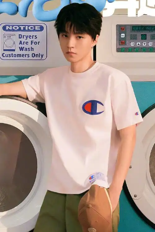 王俊凯夏季穿搭