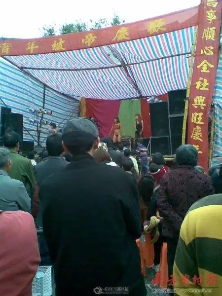 网曝农村现低俗表演 儿童在场观看(图)