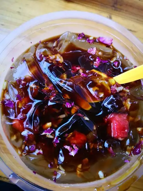 这是一道小吃,名叫玫瑰冰粉.吃起来非常的凉爽.