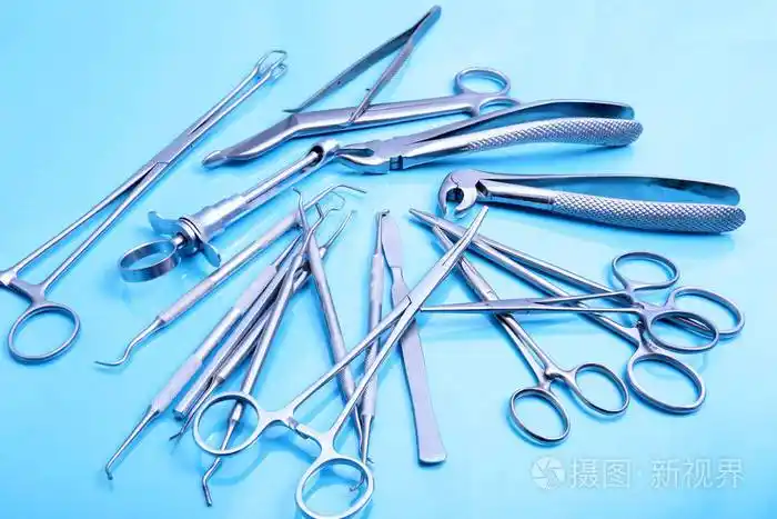 手术器械和手术桌上的工具照片-正版商用图片0wnd5d-摄图新视界