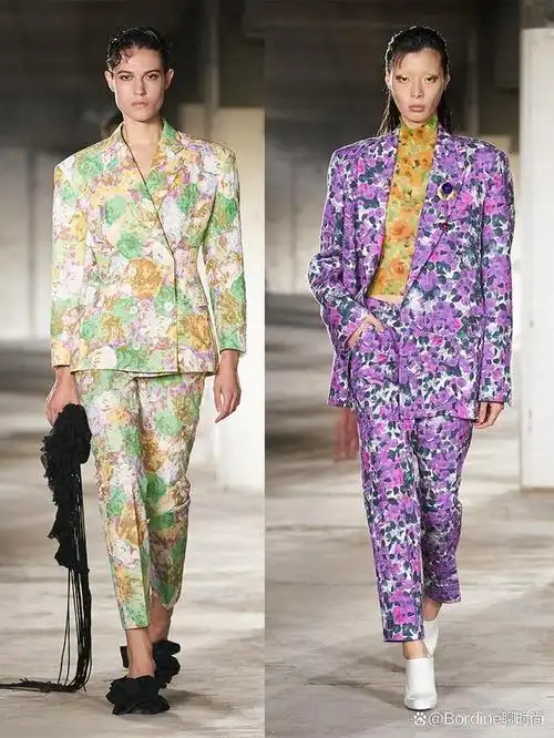 时尚感,在柔软的面料上多了一些柔美气质,还有色彩对比带来的花纹图案