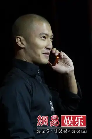 谢霆锋光头造型亮相歌友会粉丝恭贺张柏芝生辰