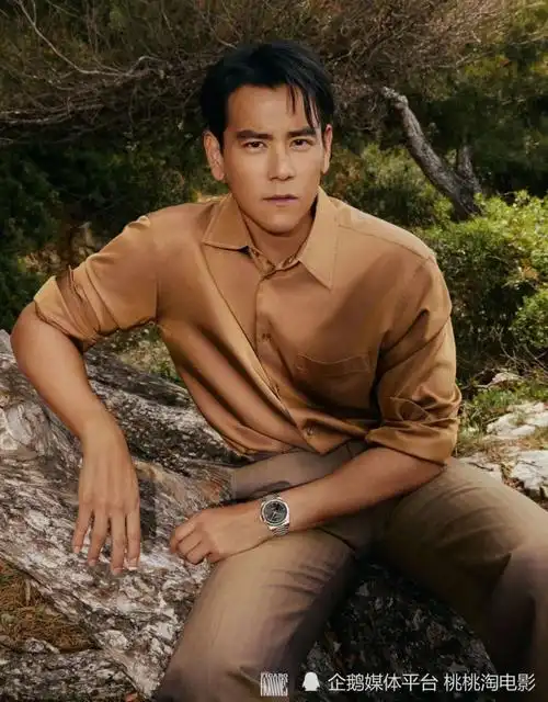 男星彭于晏《悦游》封面大片,阳光帅气漫游城市山海间