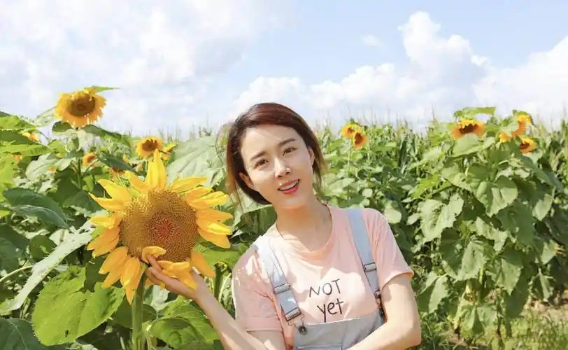 "嫦娥"颜丹晨一点没见老,穿背带裤在花海前凹造型,人比花还娇