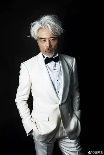 64岁玩抖音打王者这个不正经的老头竟是中国最潮的男人