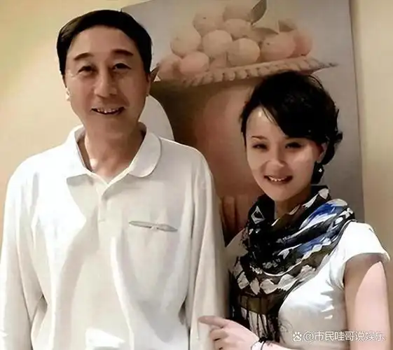 冯巩藏了40年的老婆竟是她,肤白貌美,穿衣贵气不输女星