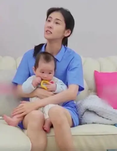 这组照片中,张碧晨纯素颜露面的状态是让我们看到了她容颜最为真实的