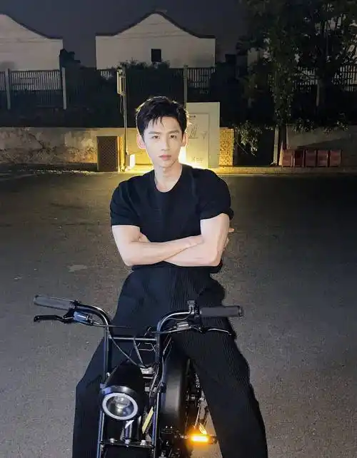 都说他健身过头了,可7年前这部剧里,他才是初恋男孩的代表_白敬亭