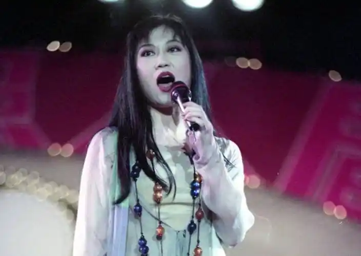 原创知名歌手李丽芬近况61岁单身无儿女见证侄女出嫁眼泛泪光