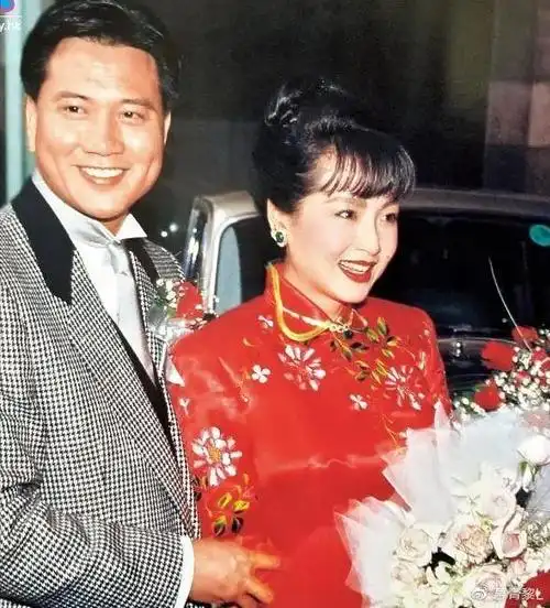 而婚礼上最令人动容的一幕,莫过于万梓良向恬妞许下的诺言,"从今以后