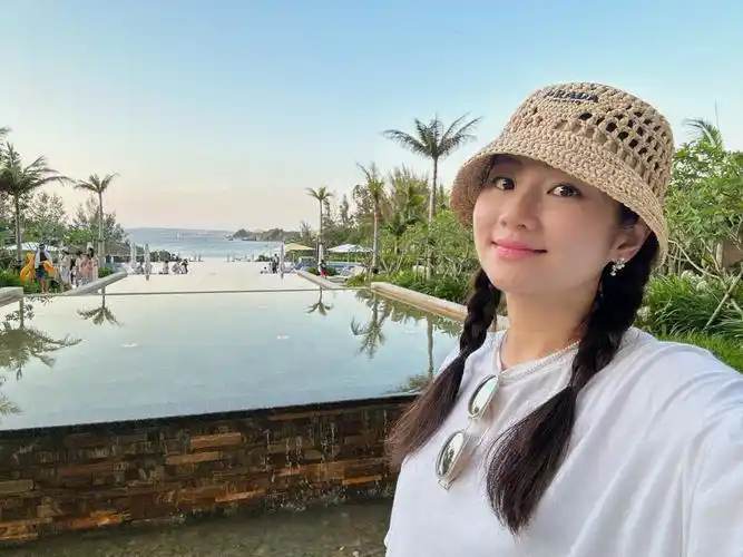 而离婚后,任家萱便得了严重的心理障碍,甚至于失声不能唱歌.