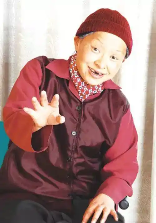 毕竟你眼里的宋丹丹是这样的……↓↓瞧瞧这含羞带臊的小眼神.