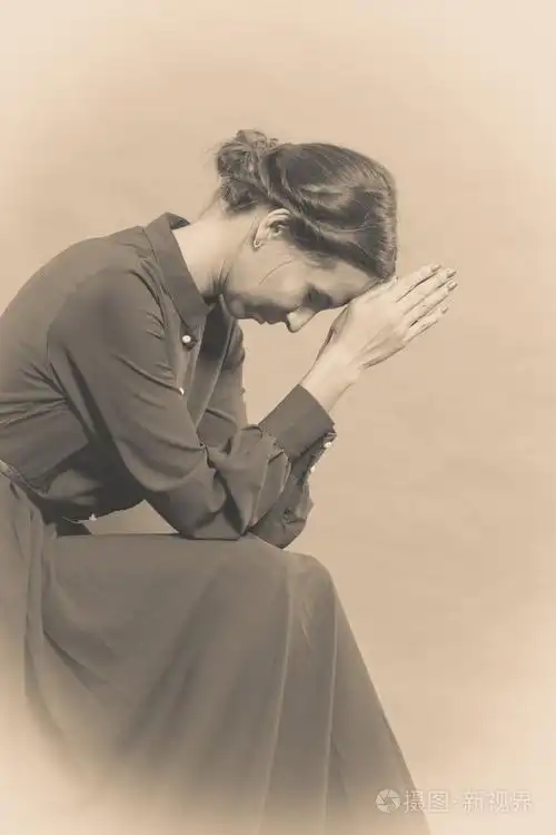 悲伤的女人复古风格肖像照片-正版商用图片1q6ezp-摄图新视界