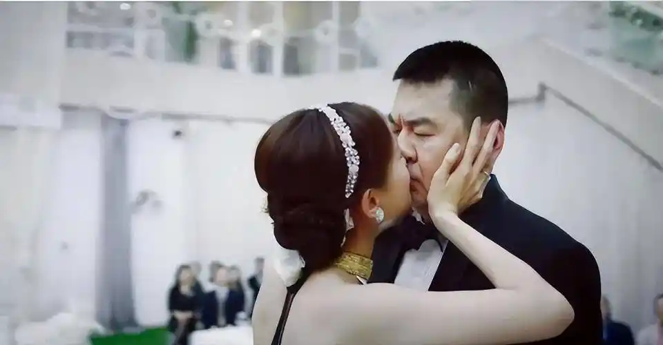 伸舌头,嘴亲肿,面条吻,这些"中老年"演员拍吻戏,个个辣眼睛_张铁林