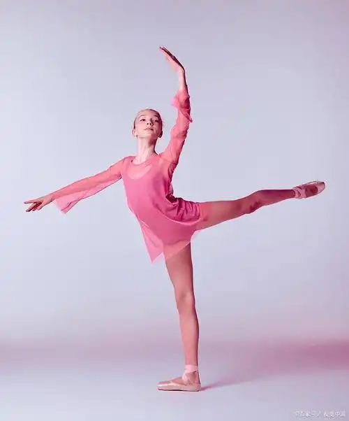 除了阿拉贝斯克,还有哪些芭蕾基本动作是欢快的?