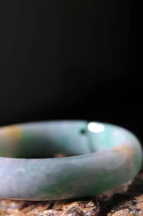 首先,让我们了解一下玉镯的材质和纹理形成的原因.