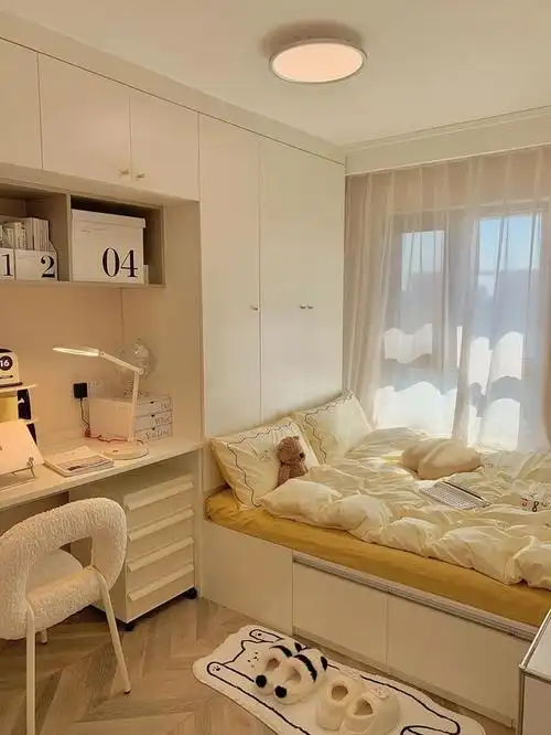 今天分享我家的小卧室装修,面积不大,只有小八平米.