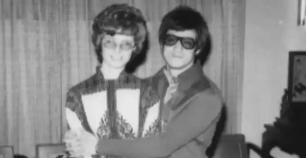 1973年,李小龙服用了丁佩提供的止痛药,在其居所陷入深度昏迷