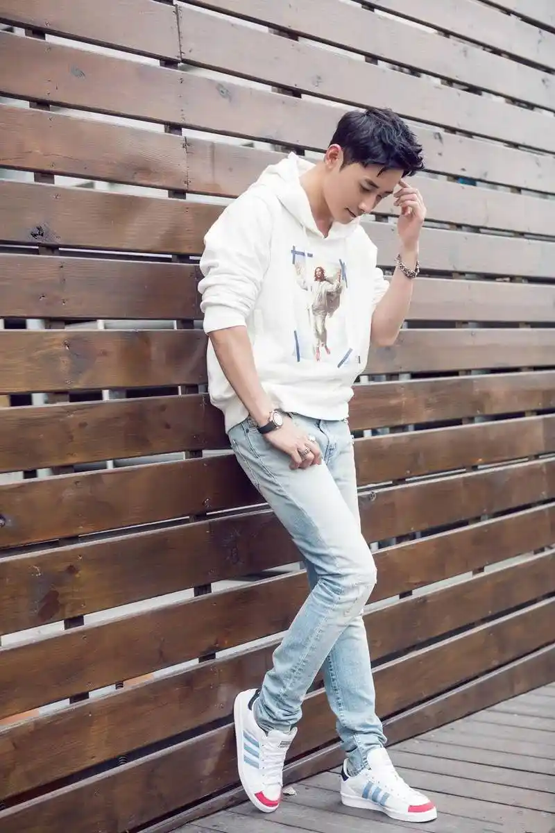 罗晋留短发清爽有型,衬衫配围裙接地气,与父亲首次同台默契十足