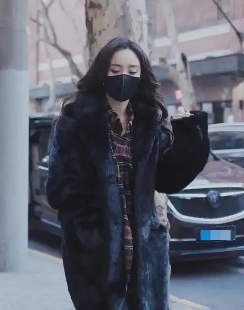 跟着杨幂挑皮裤,基本不会出错!这几个小技巧,让你秒变时髦精