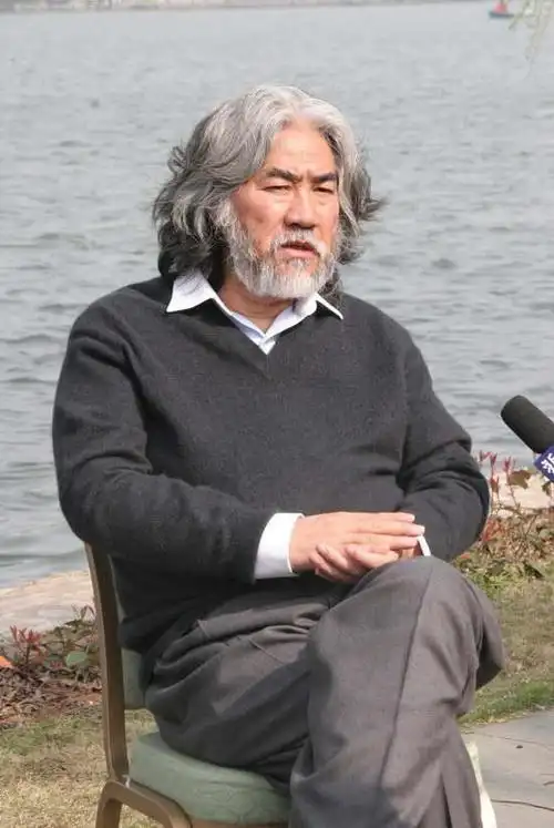 张纪中,是演艺圈的著名制片人,兼职,演员,由他担任制片人的影视作品有